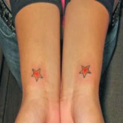 7 Tatuagens femininas de estrelas no pulso