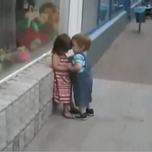 Menino tenta roubar beijo de menina jogo duro