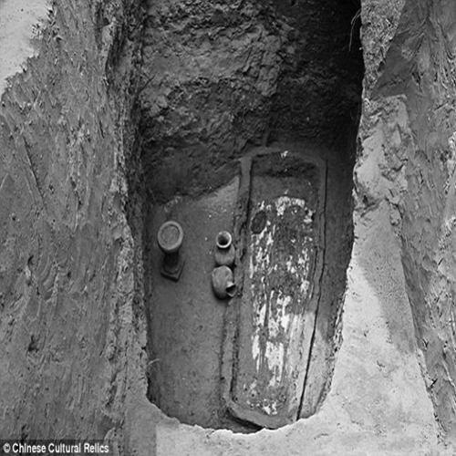 Tumba descoberta na china tinha esqueleto de 1.500 anos coberto ...