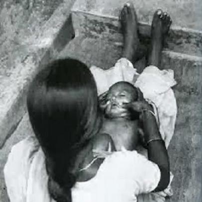 Você já viu como nasce um bebe índio no meio da selva? Impressionante!