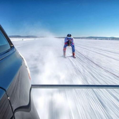 Esquiador bate recorde mundial de velocidade puxado por Jaguar