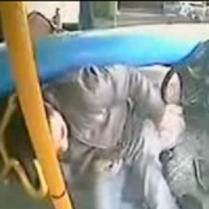 NCRÍVEL: Poste atravessa parabrisa de ônibus e quase mata motorista 