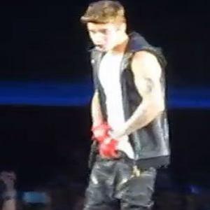 Justin Bieber coloca celular em partes íntimas e joga para a plateia