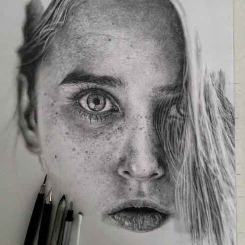 Artista reproduz fotografias a lápis com perfeição