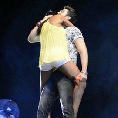 Fã agarra Luan Santana no palco em Salvador
