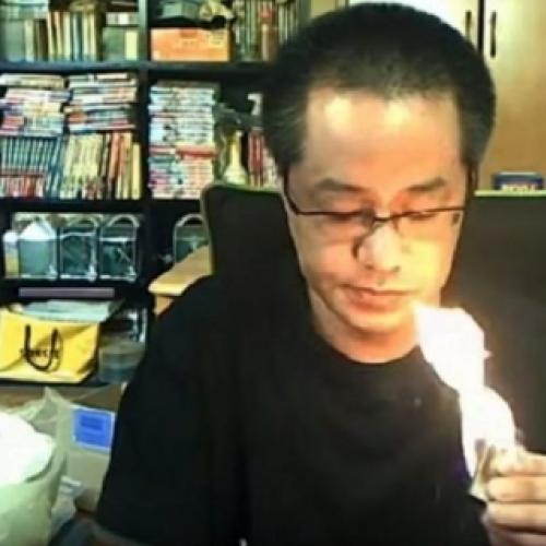 Vídeo - Japones causa incêndio ao vivo tentando acender cigarro