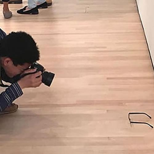Adolescentes pregam peça com óculos em museu