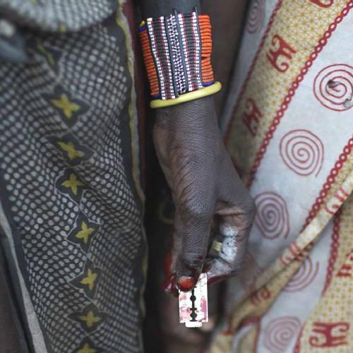 Cerimônia de mutilação genital provoca pavor e lágrimas
