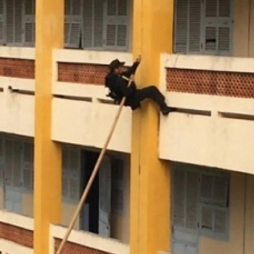 SWAT do Vietnã sobe prédio sem escada