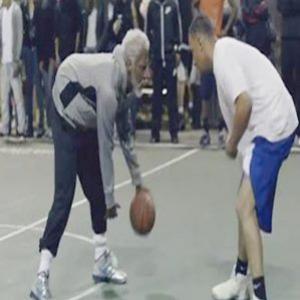 O que acontece quando um jogador de basquete se veste como velho!