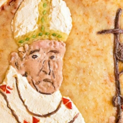 Homenagem com a cara do papa em uma pizza