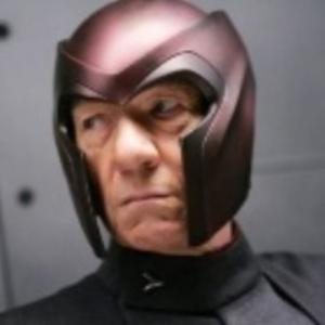 Magneto é flagrado na rua