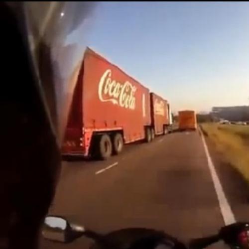 Caminhão da Coca-Cola se envolve em grave acidente