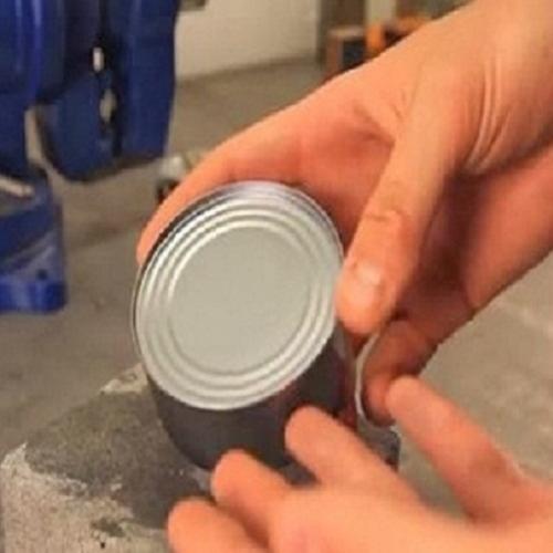 Como abrir uma lata sem utilizar qualquer ferramenta
