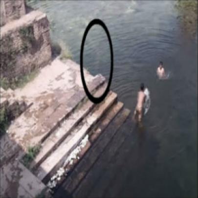 Fantasma de menino aparece saltando em lago