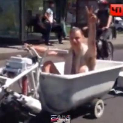 Gambiarras Russas: Russo cria banheira móvel e sai desfilando pela rua