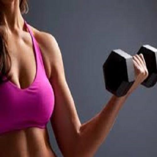 Oito exercícios de musculação que garantem seios mais firmes
