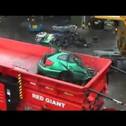 Vídeo interessante mostrando um incrível triturador de carros