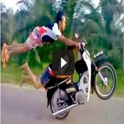 Dois malucos fazendo manobras loucas em uma moto