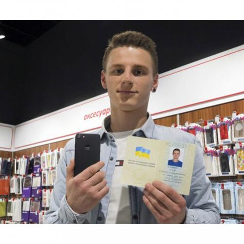 Rapaz Ucraniano trocou seu nome para iPhone 7 e ganhou um aparelho