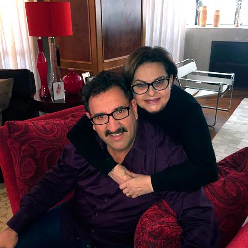 Ratinho posta foto com sua esposa em sua casa
