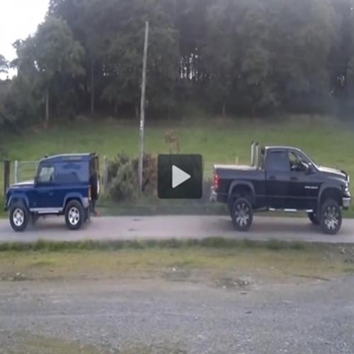 Cabo de guerra | Dodge Ram vs Land Rover, quem leva essa?