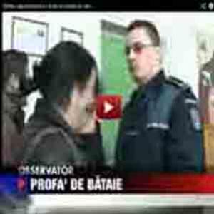 Mulher agride policial e recebe um tapão na cara