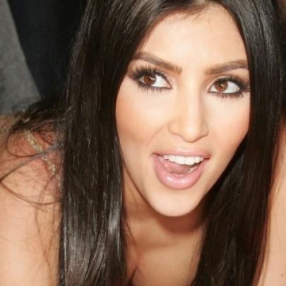 Kim Kardashian chama a atenção até na lua de mel