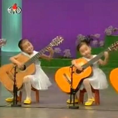 Incrível, crianças coreanas tocando violão de adultos