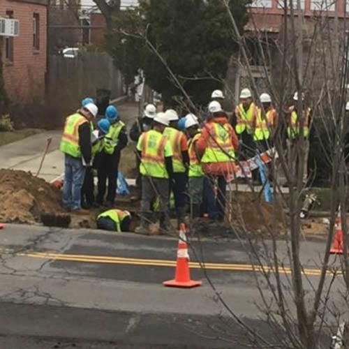 Quantos trabalhadores que precisa para tapar um buraco na sua cidade?