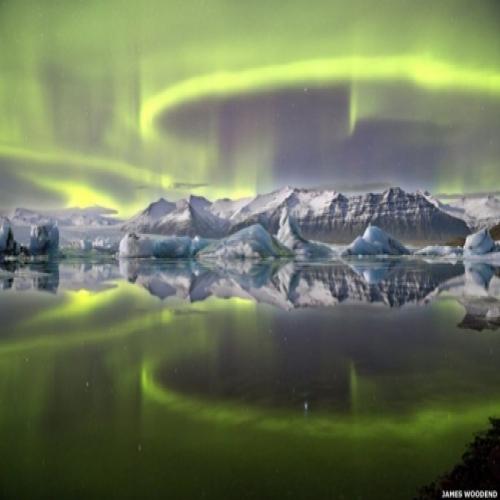 Imagem de aurora boreal sobre lago na Islândia 