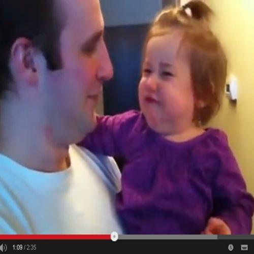 	 Bebê chora ao ver pai sem barba pela primeira vez