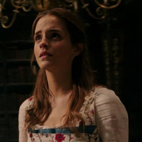 Emma Watson cantando em clipe de A Bela e a Fera