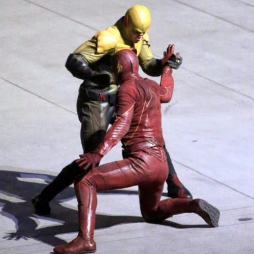 The Flash: fotos de filmagem mostram luta entre Flash e Flash Reverso!