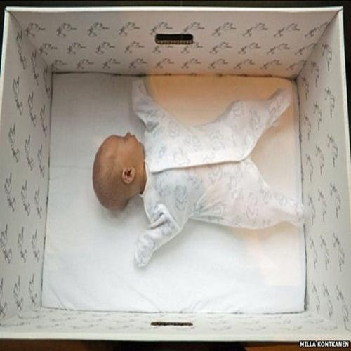 Cada recém-nascido na Finlândia dorme em uma caixa de papelão
