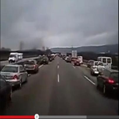 Veja a reação de motoristas alemães quando passa uma ambulância...