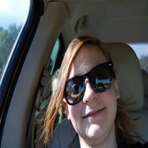 Adolescente faz selfie em carro e 'detalhe macabro' chama atenção 