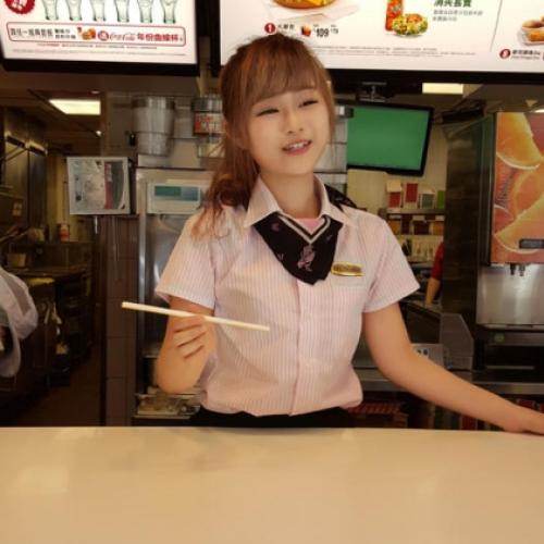 Atendente do McDonald’s que parece uma boneca
