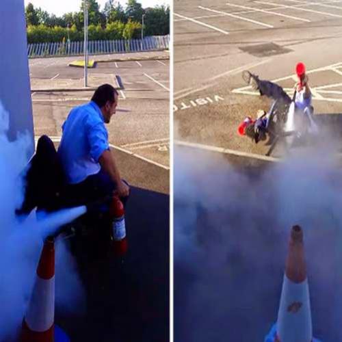 Homem tenta criar cadeira propulsora com extintores