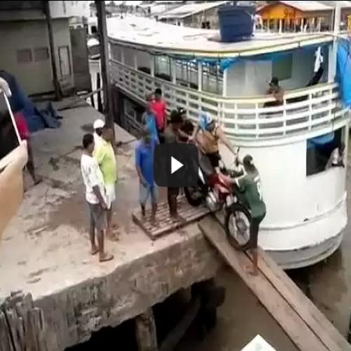 A forma mais estúpida de colocar uma moto num barco
