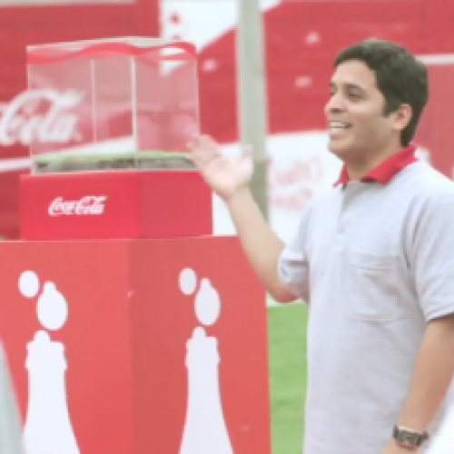 Coca-Cola cria um campo para uma equipe de futebol juvenil