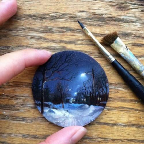 Artista faz lindas pinturas em miniatura das paisagens por onde anda