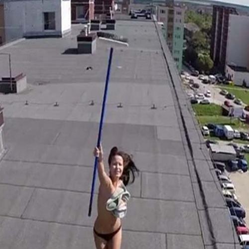 Drone espia mulher fazendo topless no telhado e ela surta