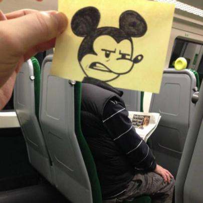 Artista 'cola' caras divertidas em passageiros de trem