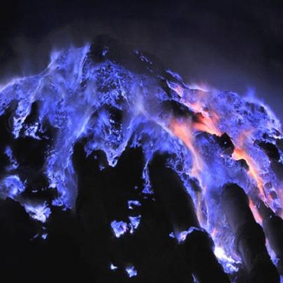 Vulcão cospe lava azul na Indonésia