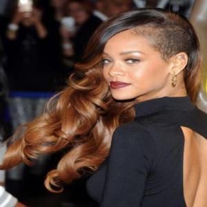 Rihanna faz gesto chamativo com carteira que ganhou de presente