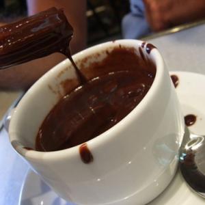 O sabor do chocolate líquido depende da cor do recipiente
