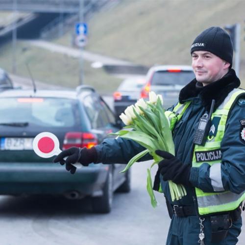 O que agentes da polícia lituana fazer no Dia Internacional da Mulher