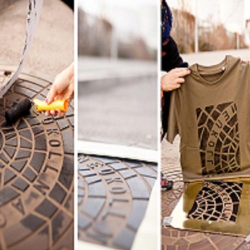Artistas cria estampas utilizando tampas de bueiros das cidades.
