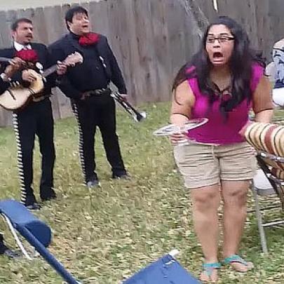 Estragando uma festa de aniversário ao som de uma banda de Mariachis!